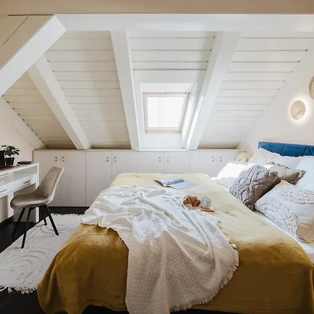Days - Attic Maisonette With Netflix And Workspace In New Town Apartment