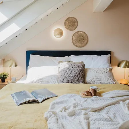 Days - Attic Maisonette With Netflix And Workspace In New Town Apartment *